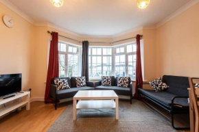 Comfy - 3 Bedroom Flat With Parking